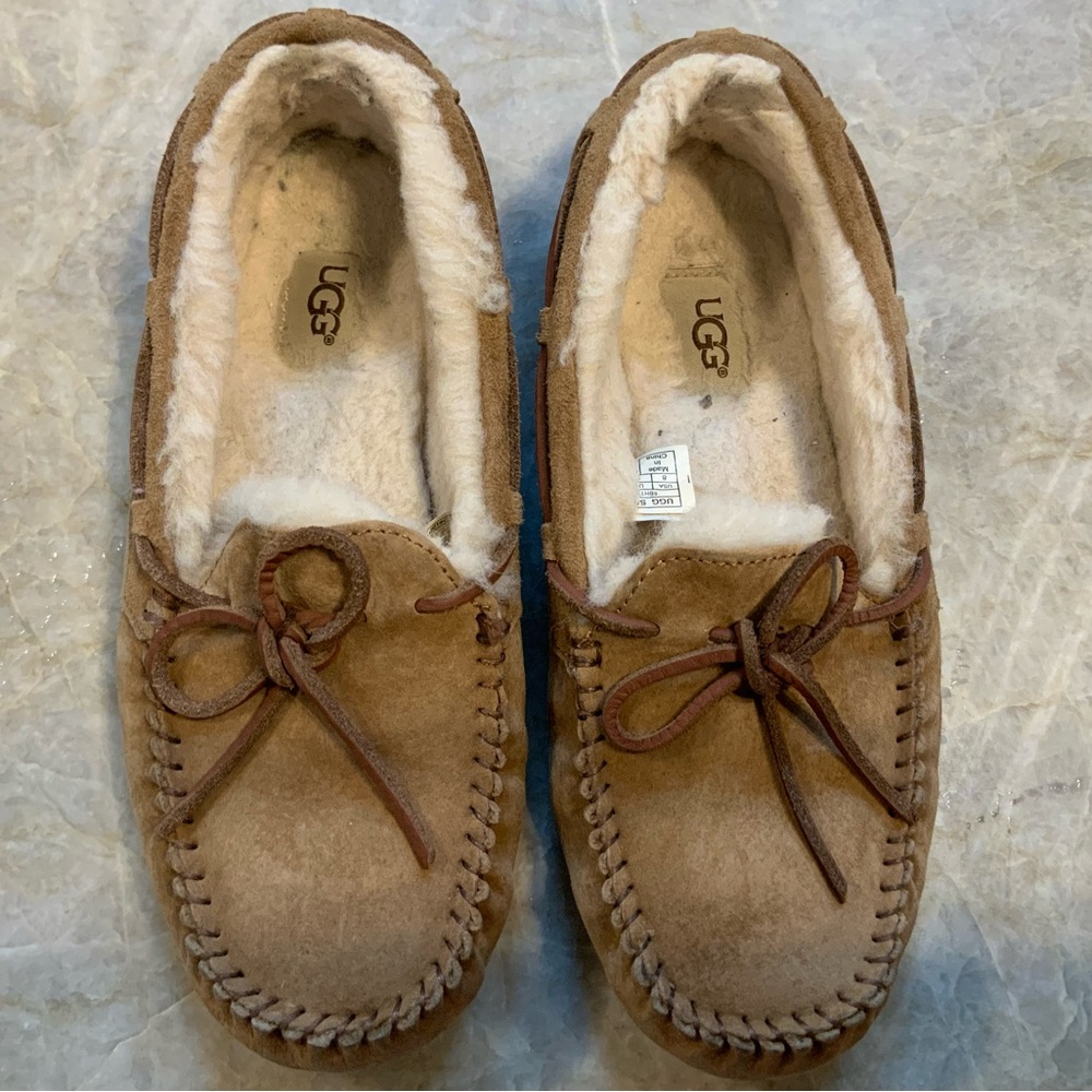 Ugg Women’s Dakota.  Color Chestnut. Size 8 USA